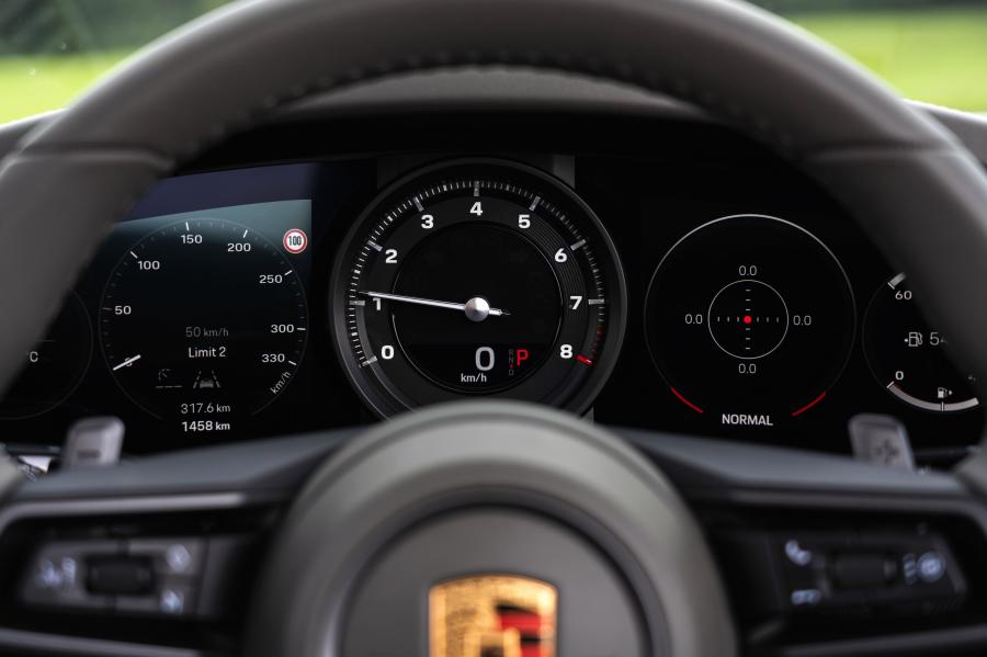 Панель приборов Porsche 911 Carrera Cabriolet (992) 2019 года  (WW) (фото 15 из 62)